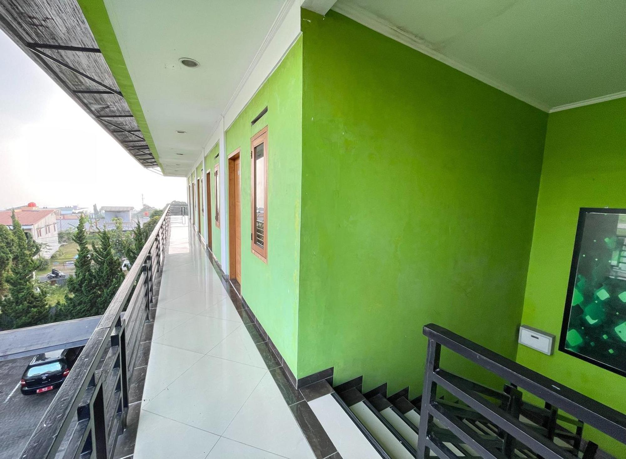 Hotel Cemara Hijau Bandung Exterior foto